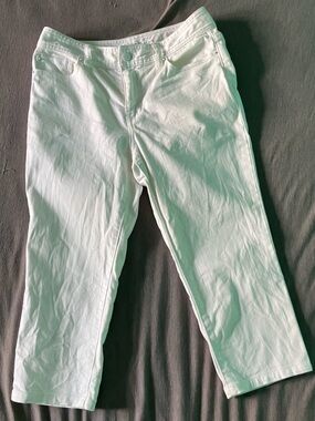 Liz Claiborne White Cropped Straight-Leg Jeans